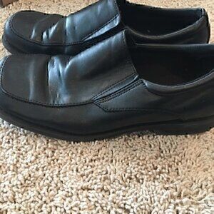 Boys size 2.5 black dress shoes